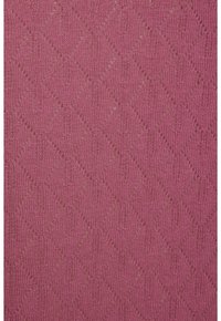 Strukturierter Strickstoff in Pink, mit einem sich wiederholenden Rautenmuster, offenen Details und einer weichen, glatten Textur.