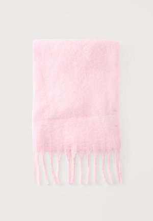Bufanda rosa suave doblada con largas flecos sobre un fondo claro.