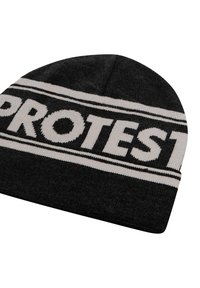 Černá pletená čepice s bílým pruhem, na kterém je v tučných písmenech napsáno slovo "PROTEST". Má těsný střih a jemnou texturu.