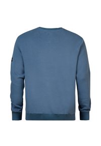 Grijs-blauwe sweatshirt met een ronde hals, ribgebreide manchetten en zoom. Zachte textuur met een klein logopatch op de linker mouw. Eenvoudig ontwerp.