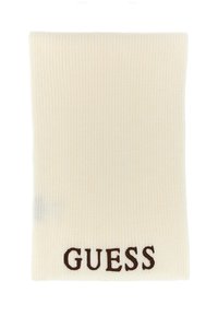 Gorro de punto crema con textura acanalada, que presenta un logo en marrón oscuro de "GUESS" en el borde inferior.