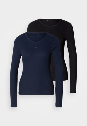 Zwei langärmelige Oberteile aus einem Baumwollmix in Marineblau und Schwarz. Mit einem runden Ausschnitt und einem kleinen Logo auf der Brust. Glatte Oberfläche.