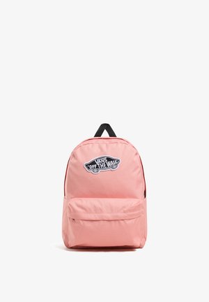 Mochila de nylon rosa con forma redondeada, bolsillo frontal y un parche de logo negro que dice "VANS 'OFF THE WALL'" en la parte frontal.