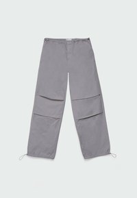 Grijze wijde broek van lichtgewicht stof, met twee grote voorzakken, een elastische tailleband en verstelbare boorden.
