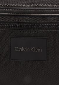 Calvin Klein REMOTE PRO CAMERA BAG - Skulderveske - black