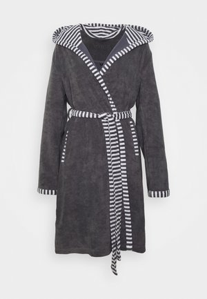 Harmaa huppupyyhe, jossa on raidallinen reunus, pitkähihaiset, ja teksturoitua kangasta, sekä yhteensopiva sidontavyö kiinnitystä varten.