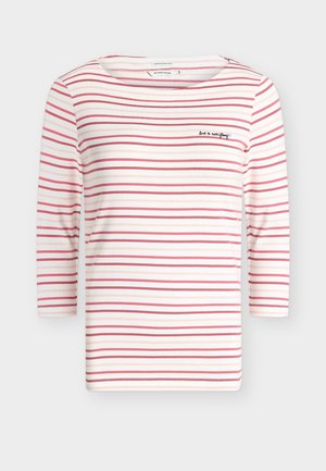 T-shirt à manches longues à rayures crème et rose, avec un col rond et le texte brodé « love is everything » sur le devant.