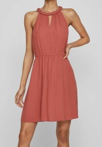 Rostfarbendes Kleid mit Neckholder und strukturiertem Stoff. Verfügt über eine Schlüsselöffnung an der Vorderseite und einen elastischen Bund für eine optimale Passform.