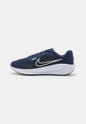 DOWNSHIFTER 13 - Zapatillas de running estables - midnight navy/pure platinum/black/white