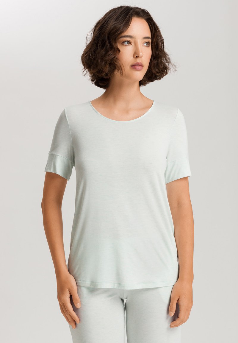 Camiseta de manga corta verde claro hecha de una tela suave, con un escote redondo y un corte casual, combinada con pantalones verde claro a juego.