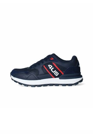 Scarpa atletica blu navy con Accenti rossi e bianchi, superiore in materiale sintetico e mesh, punta tonda, chiusura con lacci e suola in gomma testurizzata.