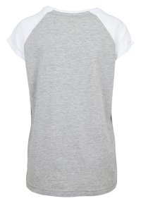 Grå T-shirt med design af hvid raglanærmer. Lavet af blødt bomuld, med rund halsudskæring og korte ærmer. Glat tekstur.