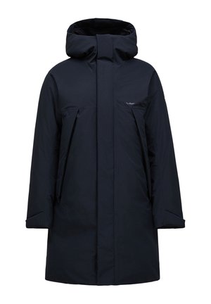 Giacca isolante blu navy con colletto alto, chiusura a zip, tasche laterali e vestibilità rilassata. Presenta una texture opaca e un branding minimale.