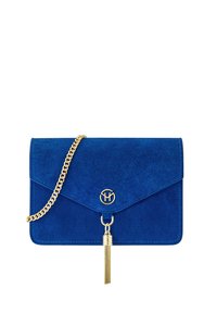 Clutch blu in suede con chiusura a soffietto magnetica, tracolla a catena dorata, dettaglio del logo circolare e accento con nappina dorata.