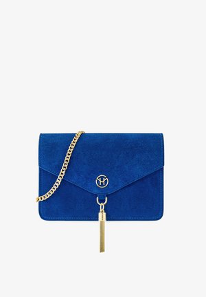 Blauwe fluwelen clutch met een magnetische klep sluiting, gouden kettinghengsel, circulaire logodetail en een gouden franjes accent.