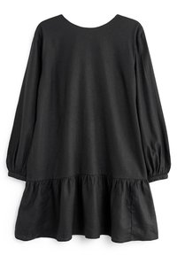 Vestido negro de manga larga con escote redondo, puños fruncidos y un dobladillo con volantes en la parte inferior.