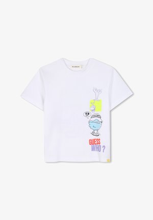 Wit T-shirt met korte mouwen met een tekenfilmfiguur, tekstballon, neon geel vierkant en de tekst "GUESS WHO?" in rood en paars.