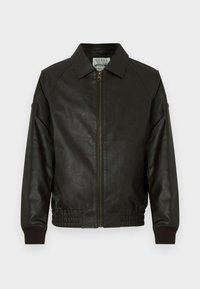 Czarna skórzana kurtka w kolorze ciemnobrązowym z zamkiem z przodu, żeberkowymi mankietami i dołem, klasycznym kołnierzem oraz bocznymi kieszeniami, wyeksponowana na białym tle.