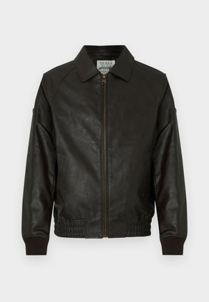 Σκούρο καφέ δερμάτινο μπουφάν με μπροστινό φερμουάρ, ραμμένα μανίκια και στρίφωμα, κλασικό γιακά και πλευρικές τσέπες, εκτεθειμένο σε λευκό φόντο.