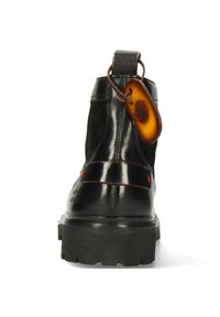 Botas de tobillo de cuero negro con un acabado suave, acentos de ante, suela gruesa y una etiqueta marrón unida en la parte posterior.