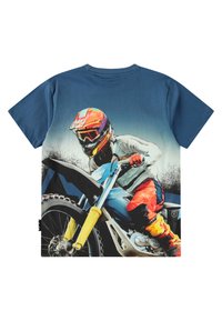 Tílko s krátkým rukávem modré barvy s grafickým motivem motocyklového závodníka, s jasnými oranžovými a žlutými akcenty a hladkou texturou materiálu.