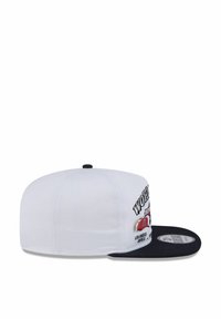 Weißes Cap mit flachem schwarzem Schirm, ausgestattet mit gesticktem Text und einem Logo an der Seite. Aus Stoff mit strukturiertem Design.
