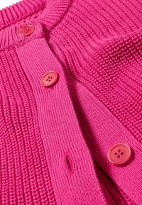 Cárdigan de punto en un vibrante color rosa con una superficie texturizada. Presenta un cuello acanalado y una tapeta con botones redondos a juego.