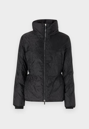 Fekete puffdzseki magas gallérral, oldalsó zsebekkel, cipzáras záródással és diszkrét, tónusos szövegmintával. Puha, fényes és steppelt textúrával.