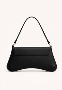 Μαύρη δερμάτινη τσάντα χειρός με κοντό ιμάντα, τριγωνική βάση και κλείσιμο με καπάκι, εμφανίζεται σε απλό φωτεινό φόντο.