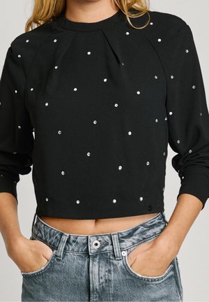 Černá zkrácená mikina s kulatým výstřihem, dlouhými rukávy a ozdobnými stříbrnými nýty rovnoměrně rozmístěnými po přední části.