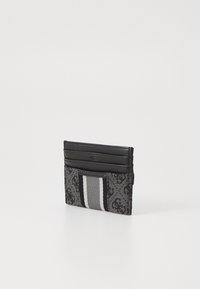 Portefeuille noir avec motif en relief, cinq emplacements pour cartes et un dos en tissu texturé avec une accent rayé gris et blanc.