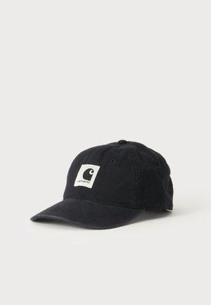 Cappellino da baseball nero Carhartt con visiera curva e logo quadrato bianco sul davanti, mostrato su uno sfondo chiaro uniforme.