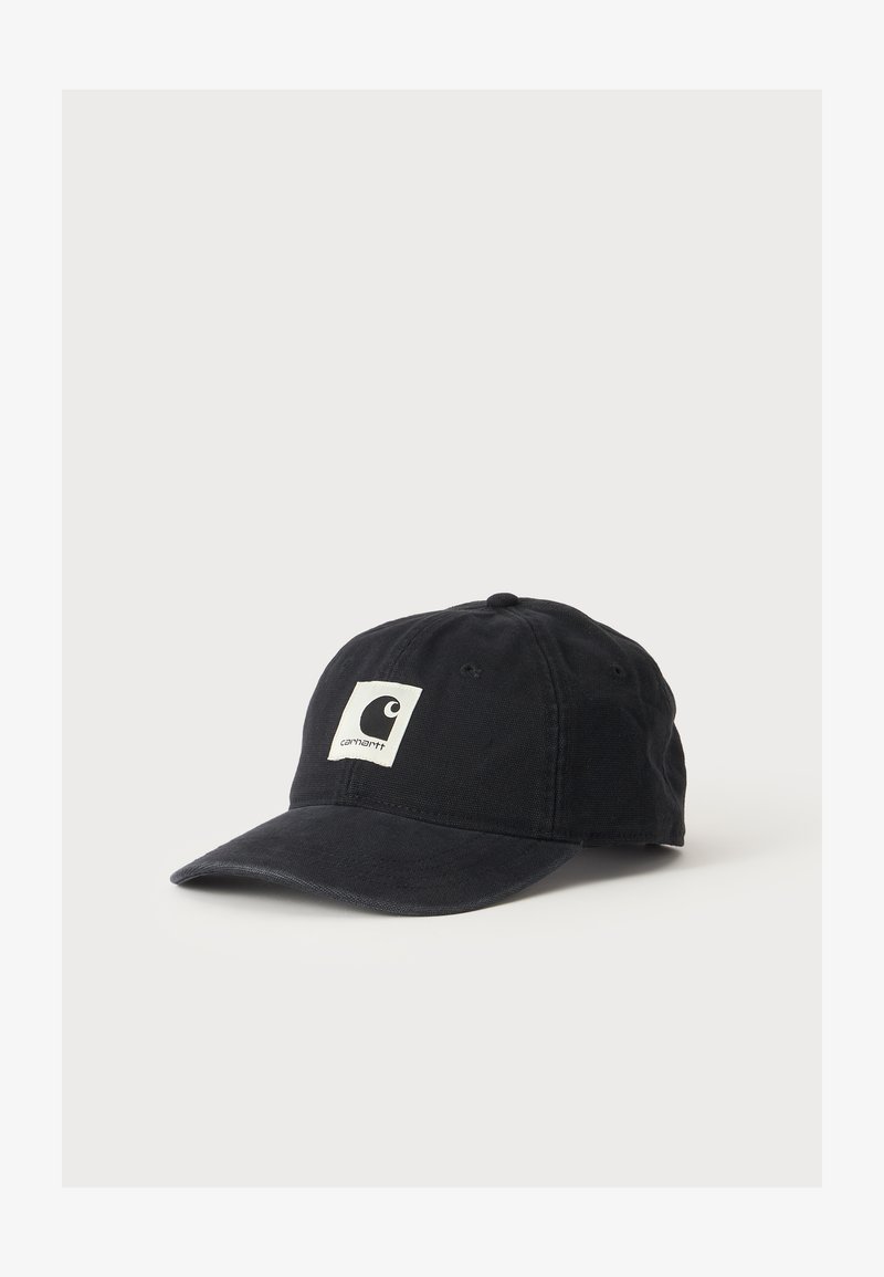 Μαύρο μπέιζμπολ καπέλο Carhartt με καμπυλωτή γείσω και λευκή τετράγωνη λογότυπο στην πρόσοψη, απεικονισμένο σε απλό ανοιχτό φόντο.