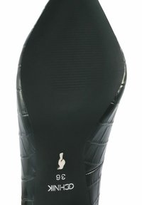 Czarny but na wysokim obcasie z fakturowanym, krokodylim wzorem. Podeszwa jest gładka z oznaczeniem rozmiaru 36 oraz logo.