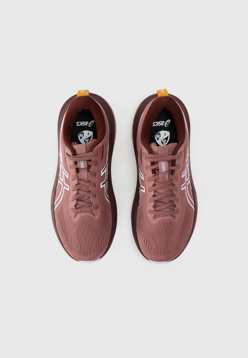 Herren Sport Schuhe in Mauve mit einem strukturierten Mesh-Obermaterial, weißen Logoakzenten und dunklen Sohlen; ausgestattet mit flachen Schn�ürsenkeln und einer Zuglasche.