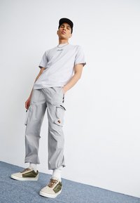Ellesse SQUADRON PANT - Cargobukse - light grey