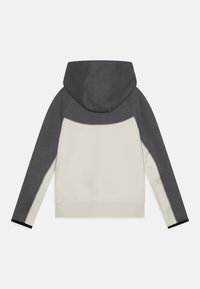 Kapuzensweatshirt mit einem zweifarbigen Design, graue Kapuze und Ärmel sowie einen cremfarbenen Körper. Auffällige Nähte und weicher Stoff.