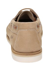 Beige Wildlederschuh mit glatter Textur, runder Zehenform und genähten Details. Verfügt über Schnürung an der Ferse für einen sicheren Sitz und eine weiße Sohle.