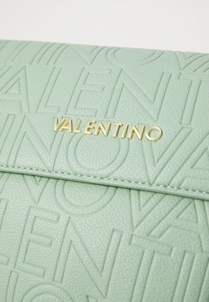 Borsa in pelle testurizzata verde menta con logo "Valentino" impresso e hardware dorato. Superficie liscia con motivo di caratteri pronunciati.