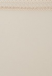 Tessuto beige con una texture liscia, arricchito da un delicato bordo in pizzo lungo la parte superiore, che esalta il sottile dettaglio di design.