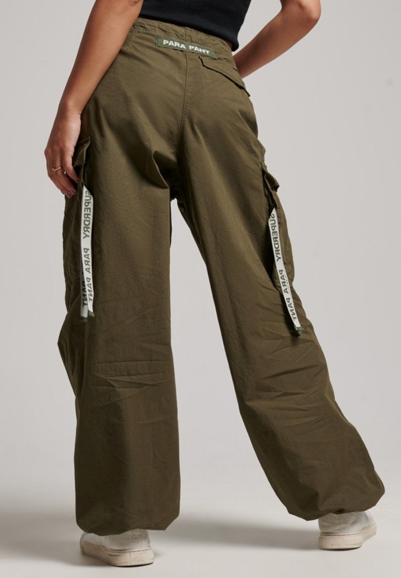 Superdry Co BAGGY PARACHUTE Pantalones cargo olive night