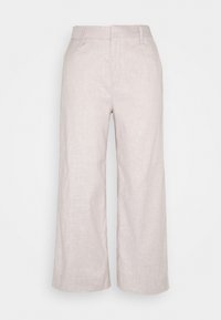 Kalhoty ze lněné směsi v světle béžové barvě. Vyznačují se rovně střiženým širokým střihem, předními kapsami a jednoduchým pasem. Měkká textura.