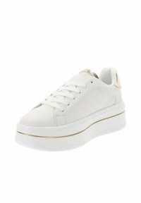 Sneaker bianco con tomaia in pelle liscia, lacci piatti e un accento in metallo dorato sul tallone. Presenta una suola spessa bianca con una striscia dorata.