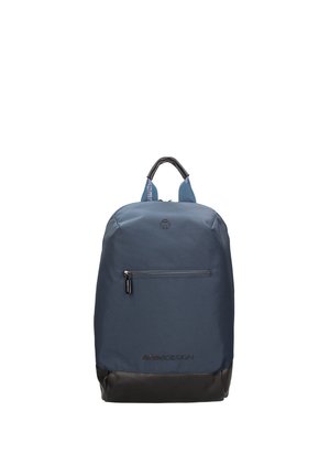 Zaino blu con base nera, manico superiore, tasca frontale con cerniera e logo "MomoDesign" sul pannello anteriore.