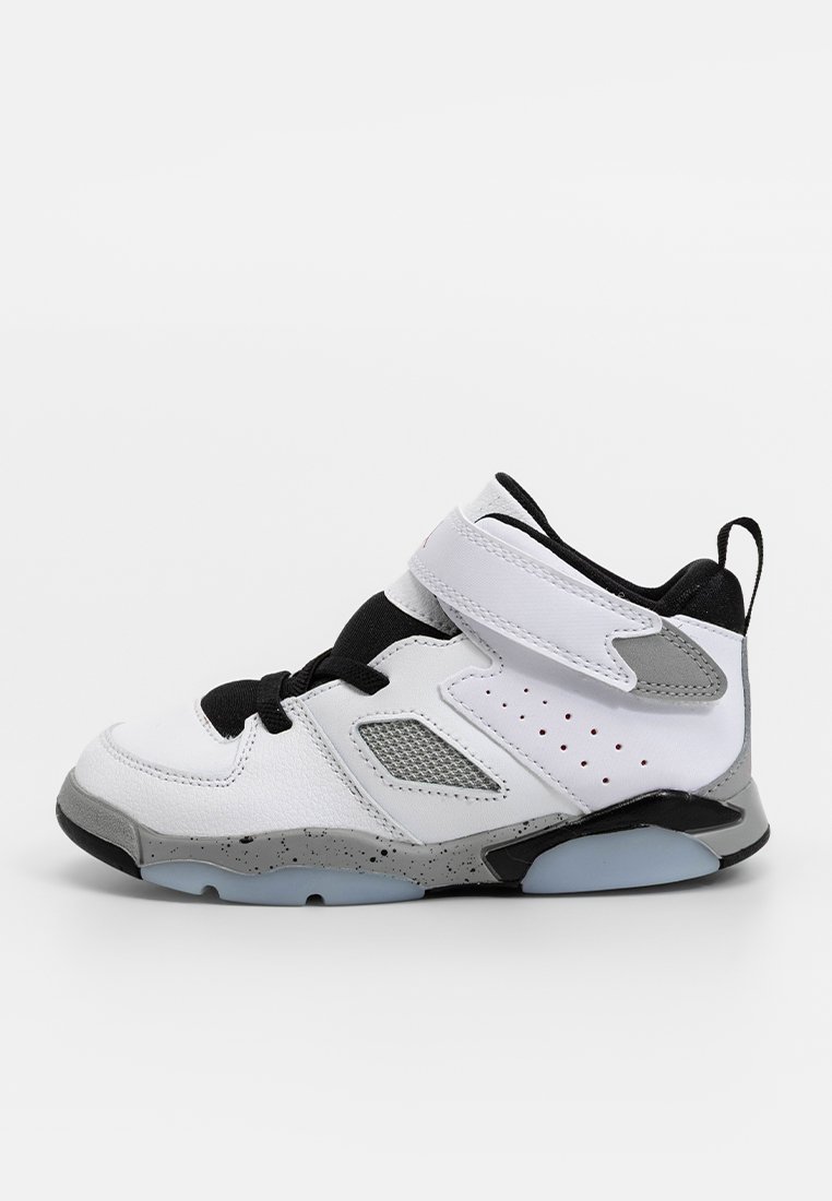 Witte sneaker met zwart en grijs accent, voorzien van een mesh paneel, een gepolsterde kraag en een klittenbandsluiting. Geribbelde zool voor grip.