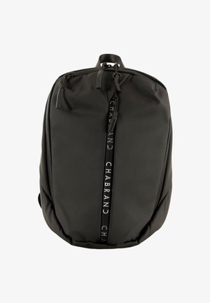 Zwarte nylon rugzak met een gladde textuur, minimalistisch ontwerp, centrale rits en een logostrook die verticaal aan de voorkant loopt.
