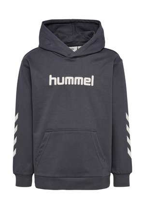 Ciemnoszara bluza z kapturem z kieszenią z przodu, białe logo hummel na piersi oraz białe paski w kształcie szewronów na obu rękawach.