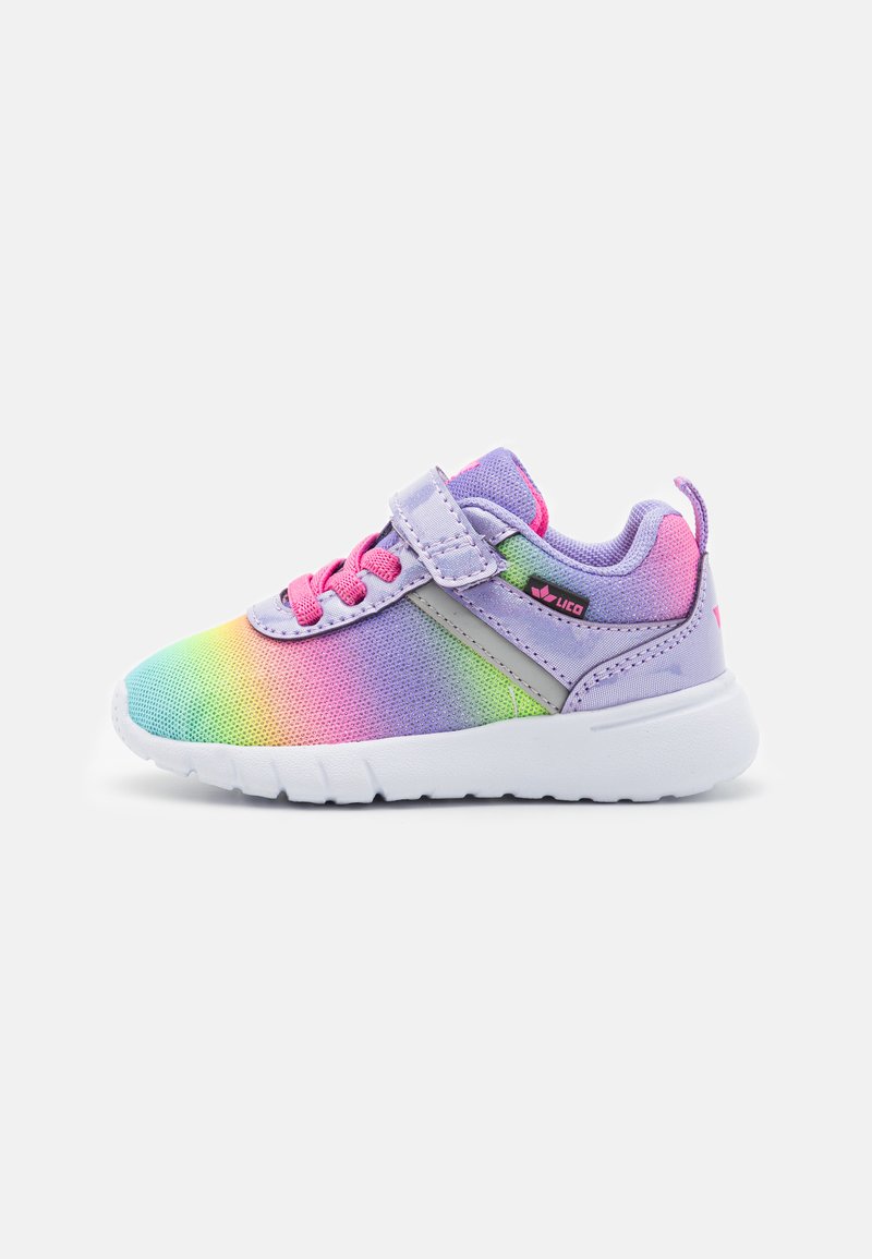 Könnyű sneaker pasztell szivárvány gradiensben, hálós felsőrészen pink fűzőkkel és tépőzáras pánttal a könnyű felvétel érdekében.