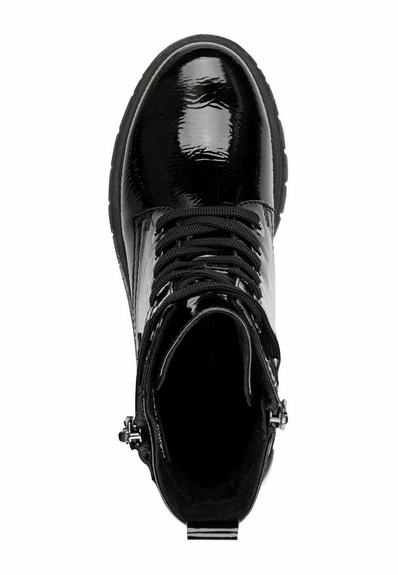Schwarze Lackleder-Ankle-Boots mit runder Zehenpartie, flacher Sohle und zentralem Schnürdesign. Verfügt über silberne Hardware-Akzente und eine strukturierte Oberfläche.
