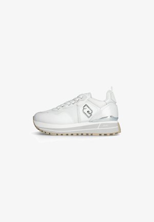 Zapatilla blanca con un upper texturizado, puntera redonda y diseño de cordones. Presenta un acento plateado y una suela de goma duradera con tracción.
